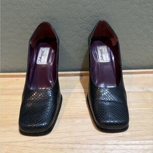 Wellington Women’s Square Toe black snakeskin leather pumps Shoes Size 8.5